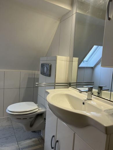 Dom jedno- lub dwurodzinny z pompą ciepła – bez prowizji – – WC OG