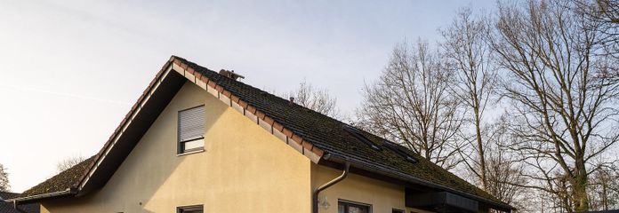 Außenansicht mit Garage