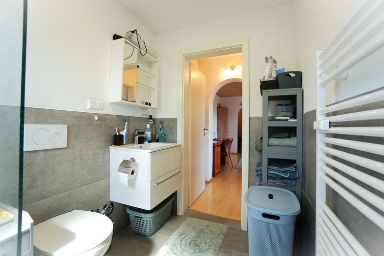 Su refugio en el verde: apartamento de 2 habitaciones con gran balcón y jardín de ensueño – Badezimmer