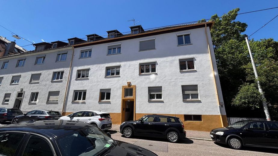 Stilvoll modernisierte Stadt-Oase mit Terrassenzugang, Gartenmitbenutzung und Klimaanlage – Vorderes Haus