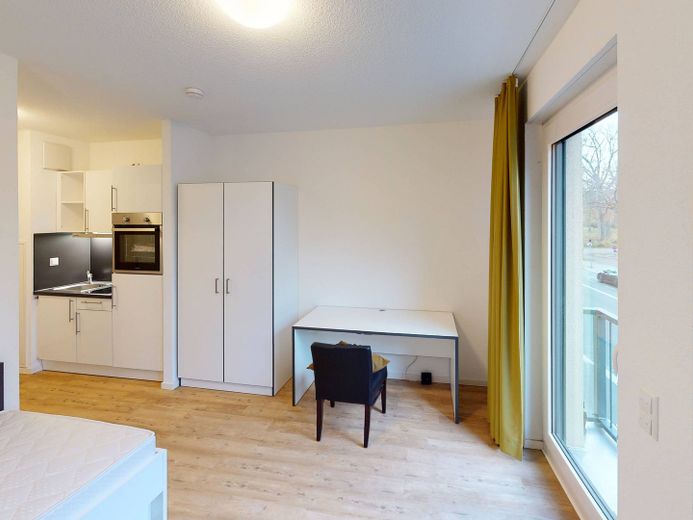 ** Modernes und vollmöbliertes 1-Zimmer-Apartment mit EINBAUKÜCHE, eigenem BALKON und gemeinschaftlicher DACHTERRASSE ** – Ansicht II: Wohn- und Schlafb…