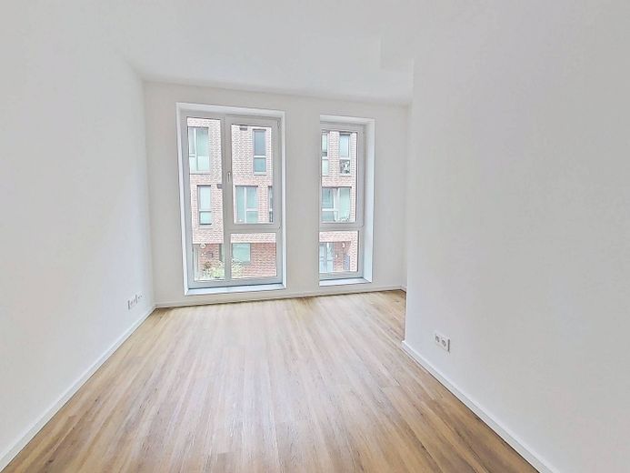 Modernes Wohnen auf zwei Ebenen: Stilvolle Maisonette-Wohnung mit eigenem Garten in Rissen – Schlafzimmer I im Obergeschoss