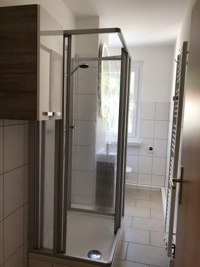 Verfügbarkeit ab 15.09.2026 – Charmante, teilmöblierte 2-Zimmer-Wohnung mit Westbalkon – Bad 