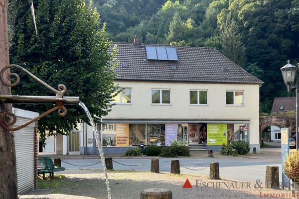 ZUR EIGENNUTZUNG ODER ALS KAPITALANLAGE - Teilsaniertes Zweifamilienhaus mit Potential