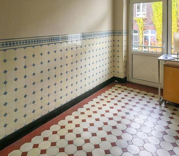 Düsseldorf'ta 2 balkonlu ve ankastre mutfaklı, özel ve hayranlık uyandıran 5 odalı eski bina dairesi – Küche