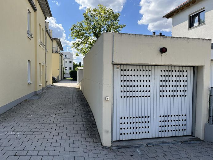 Moderno appartamento al piano terra di 3,5 locali con giardino e seminterrato in posizione TOP a IN-Süd, vicino alla stazione centrale – Außenansicht + TG-Abfahrt