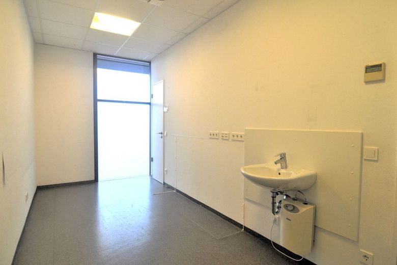 Praxis- oder Bürofläche mit Penthouse-Feeling im modernen Ärztehaus – Raum mit separatem Eingang