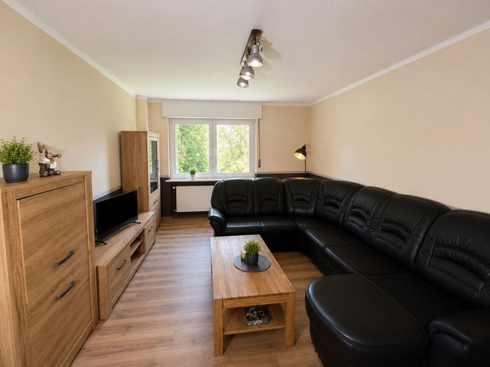 Vielseitiges Ein- bis Zweifamilienhaus mit großzügigem Grundstück in Volmerdingsen – Wohnzimmer
