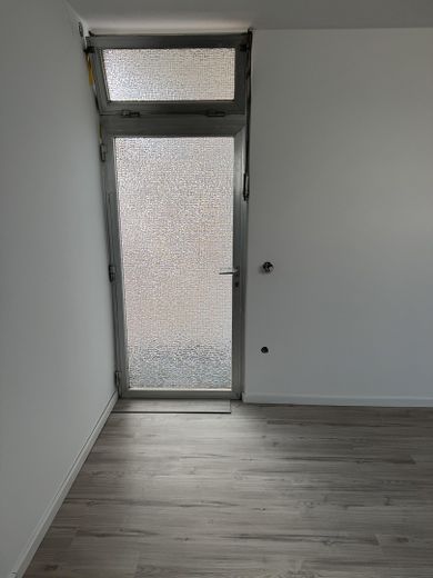 Helle 2-Zimmer-Wohnung, 75 m², kernsaniert, mit Terrasse und Garage – Zugang Terrasse Schlafzimmer