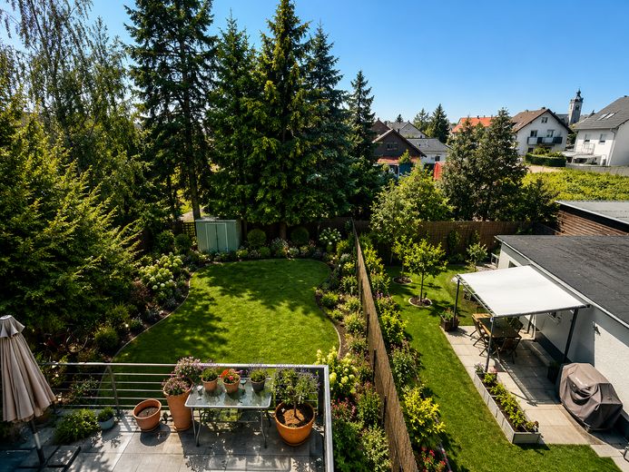 Moderne 4 Zimmer DG Wohnung mit Garten in ruhigem gehobenen Wohngebiet – Aussicht SZ1