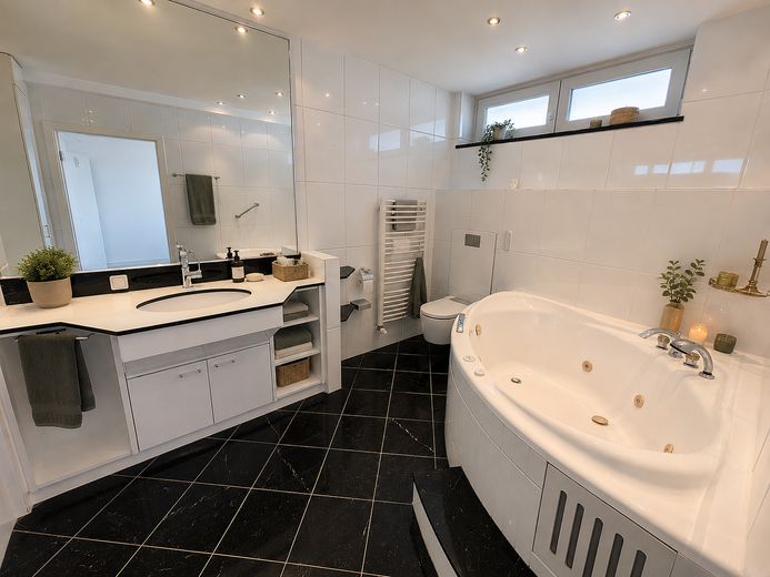 Excepcionalmente amplio apartamento en propiedad de 3–4 habitaciones con baño wellness, dos jardines de invierno, cocina equipada – Badezimmer mit Whirlpool