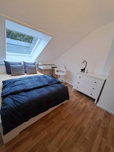 Renditestarke Kapitalanlage – modernisierte und vollmöblierte 3-Zimmer-Wohnung – WG Zimmer