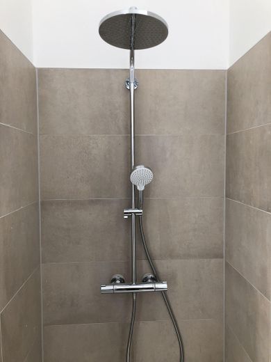 2 ZKB - Exklusive, barrierefreie Wohnung in Seeheim inkl. 2 Stellplätze – Regendusche