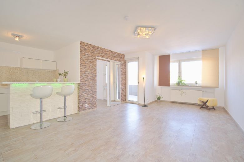 Lichtdoorstroomd appartement met keuken en balkon – Foto 12