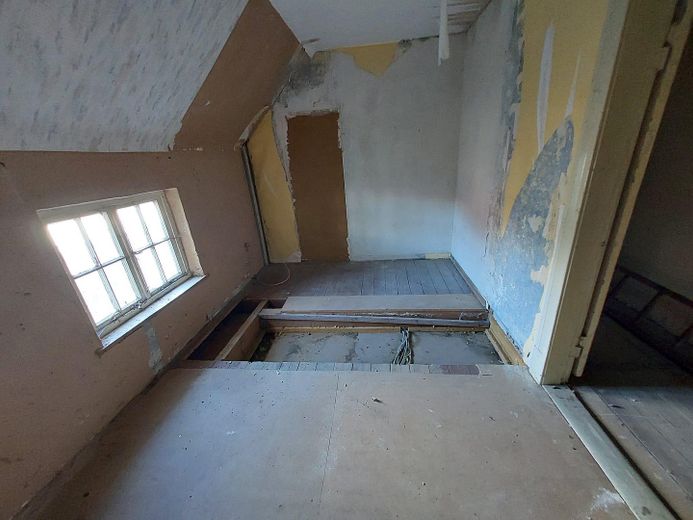 Einfamilienhaus/Zweifamilienhaus Sanierungsbedürftig oder Abriss – Zimmer
