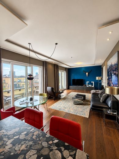 Luxus-Penthouse mit Skyline Blick – Geräumiges Wohnzimmer