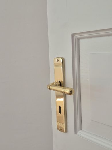 Licht, ruim ingedeeld appartement in een monumentaal pand in München – Detail Tür