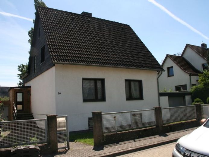 Charmantes Einfamilienhaus mit Garage und großzügigem Garten ... !!! – Foto 1