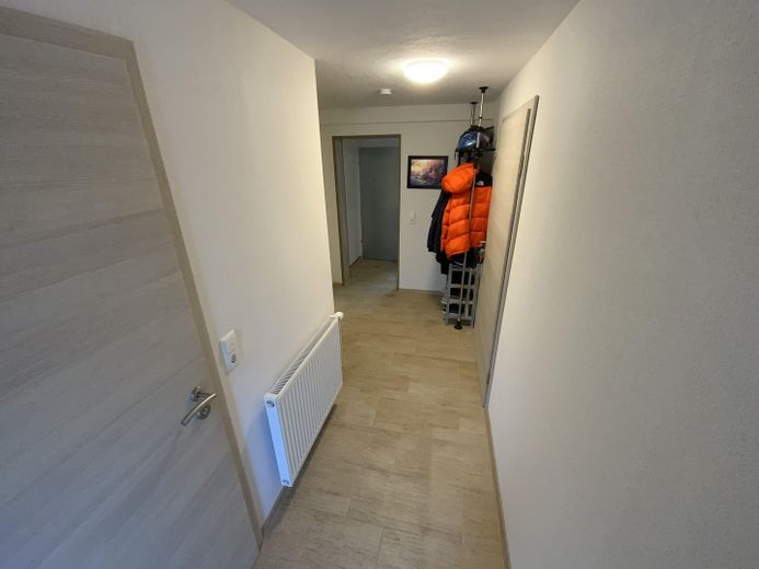 Einziehen, loskochen & wohlfühlen: Modernisiertes XL-Haus mit Traumküche, Komfort-Garage & Garten – Eingang-Flur