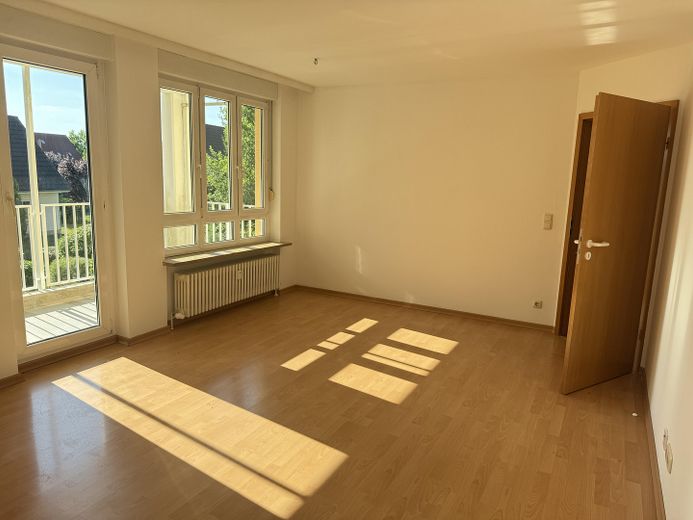 Moderno appartamento di 2 locali a Dresda-Weißig – arredato possibile | 57 m² | Balcone | Ristrutturazione – Zimmer 1 mit Balkon