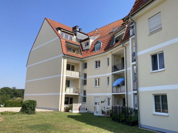Vermietete 2-R.-DG-Whg., Loggia + TG-Stpl. + Aufzug! Laminat bzw. Fliesen, Nähe Zwickauer Mulde! – Foto 1