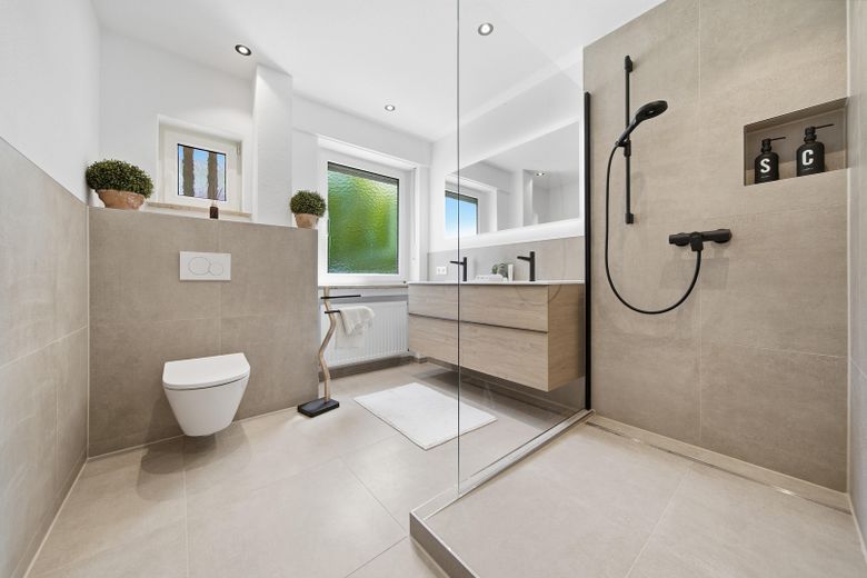 Moderne, sanierte 4 Zimmer Wohnung zum Erstbezug und provisionsfrei – Badezimmer