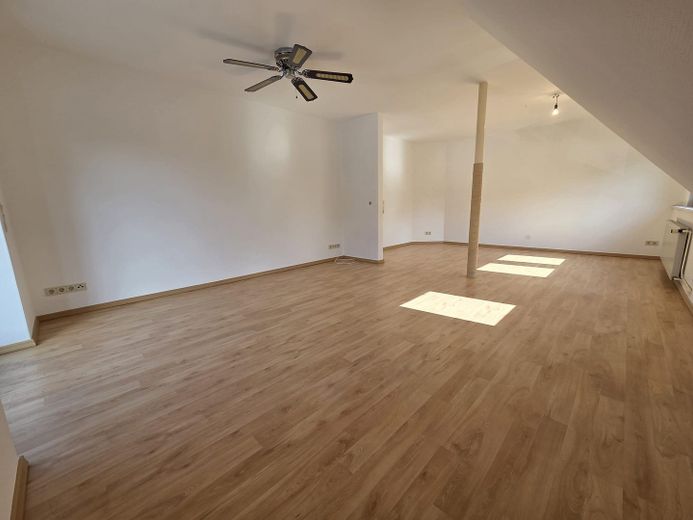 115 m² im Zweifamilienhaus | 30 m² Süd-Dachterrasse – Wohnzimmer