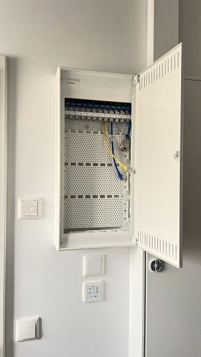 Ruhe mit Blick über Felder: Exklusives wohngesundes Plusenergie-Doppelhaus, S-Bahn fußläufig – LAN im gesamten Haus