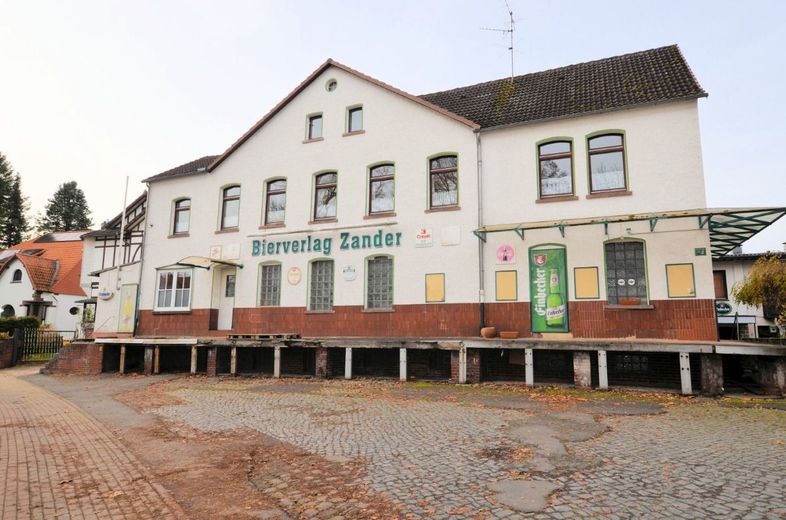 ** PREISREDUZIERUNG ** Wohn- und Geschäftshaus mit Gaststätte, Wohnung und Garagen in zentraler Lage – Wohn- und Geschäftshaus - Dassel - Heise Immobilien