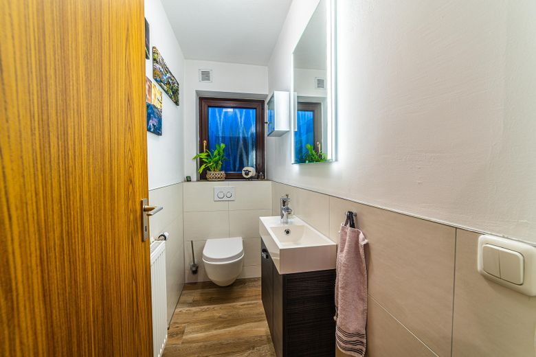 Zweifamilienhaus in Massivbau mit großem Garten in ruhiger Lage – OG Gäste WC