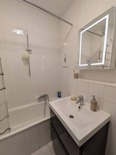 3-pokojowe mieszkanie w Alt-Moosach, 3 minuty do U3, wśród zieleni i z dużą ilością słońca. Bez prowizji! – Badezimmer