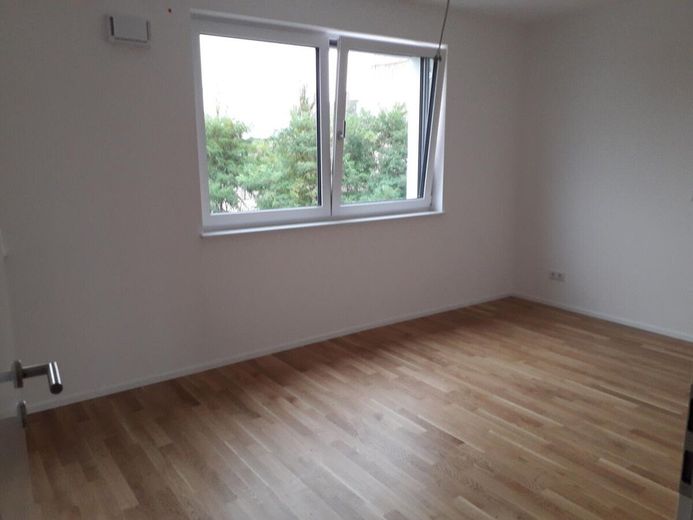 Sonnige, neuwertige 2- Zimmer Wohnung – 4 Schlafzimmer
