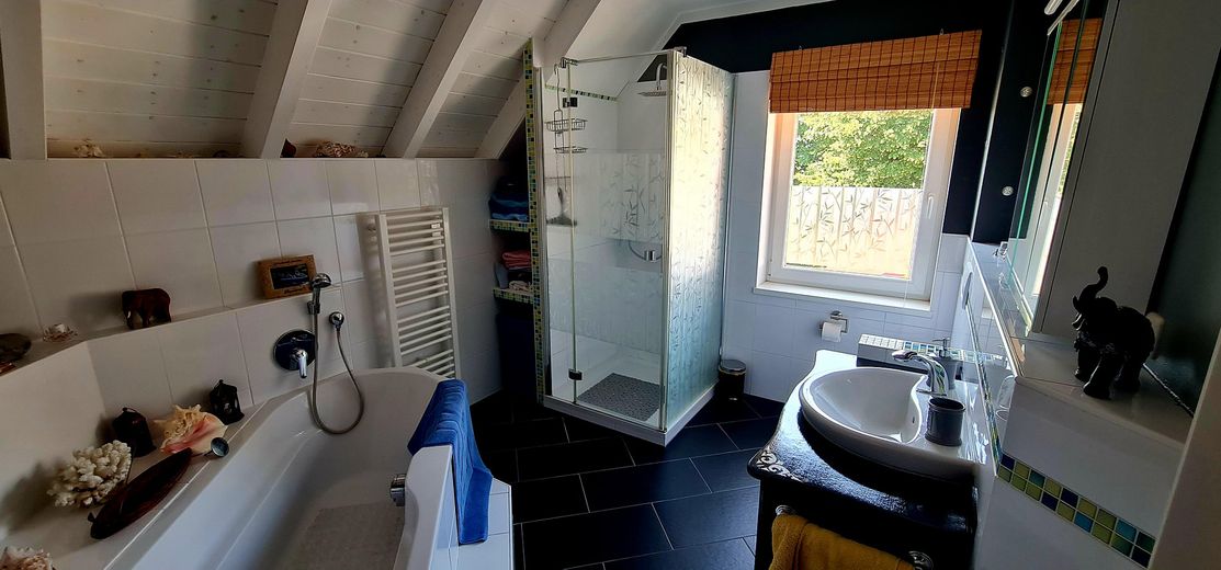 Modernes Einfamilienhaus – Bad  OG