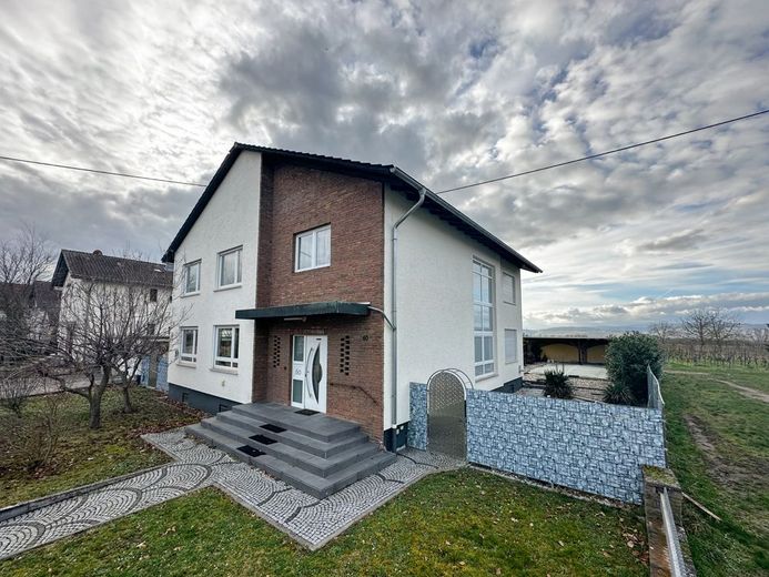 Panorama-Immobilie mit Weitblick: Einfamilienhaus in ruhigem Umfeld! Garten, Garage, Pool! – Ansicht Vorgarten