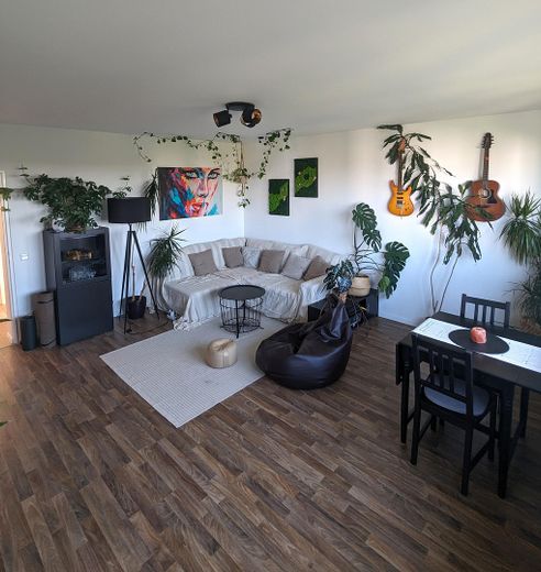 sanierte 3-Zimmerwohnung mit sonnigem Balkon & Stellplatzmöglichkeit☀️ – geräumiges Wohnzimmer 