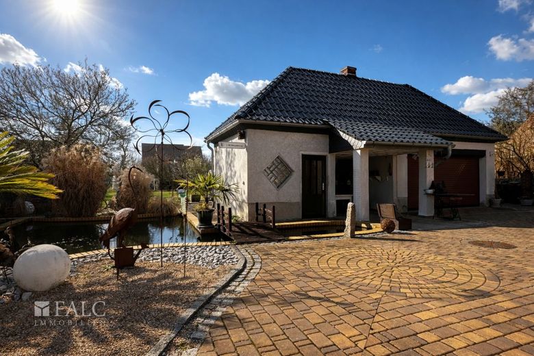 *Reserv.* Familienfreundliches Einfamilienhaus mit großem Grundstück und Doppelgarage – Hof (Garage mit Teich)