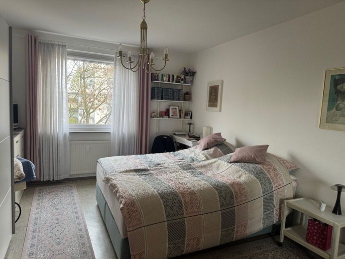 Kapitalanlage: Gut geschnittene Dreizimmerwohnung mit Loggia und Tiefgaragenstellplatz in Celle – Schlafzimmer