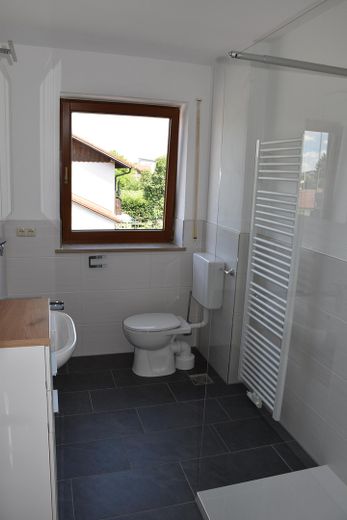 3 1/2 Zimmer Wohnung in zentraler Lage von Simbach am Inn mit neuem Badezimmer – Bad