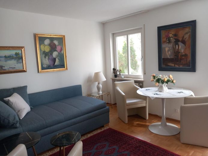Möbliertes 1-Zimmer Apartment mit Tiefgarage ab sofort an Nichtraucher Single ohne Haustier – Wohn-Schlafzimmer