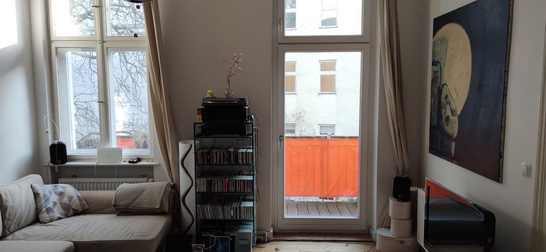 Bel appartement ancien près du Viktoriapark, sans commission de la part du propriétaire – Wohnzimmer