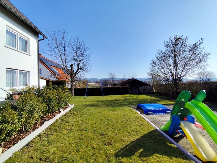 Gemütliches Wohnen mit Wohlfühlfaktor: Helle 3-Zimmer-DG-Wohnung mit Garage in Melkendorf! – Garten