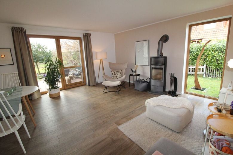 Exquisites Einfamilienhaus in neuwertigem Zustand mit PV-Anlage,Carport und idyllischer Gartenanlage – Wohnzimmer mit Kamin