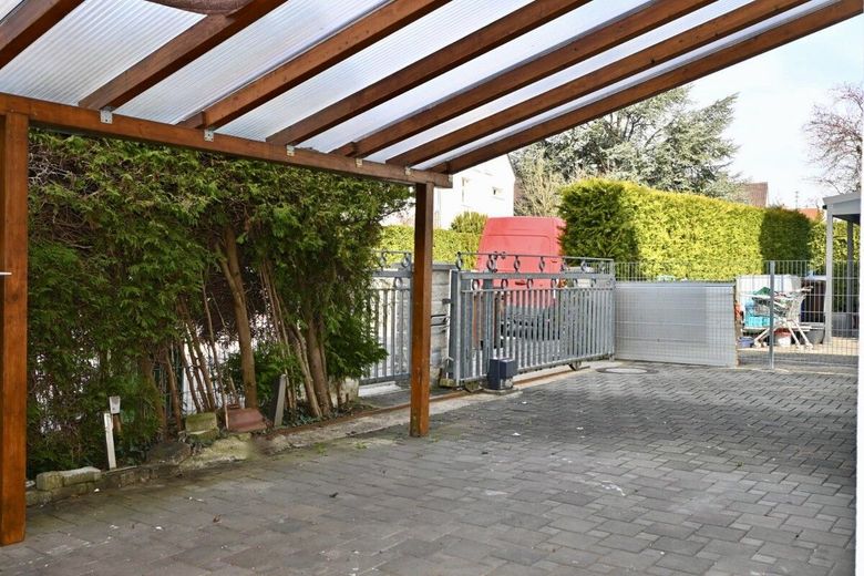 Junge Doppelhaushälfte in Göggingen mit Potenzial – Carport