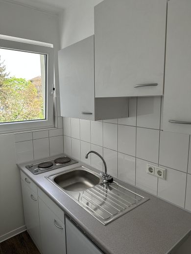 Vier schöne Einzimmerwohnungen mit Küchen und Bad ideal für Studenten – Whg 14