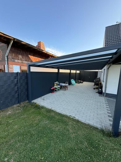 Überdachung neben dem Haus