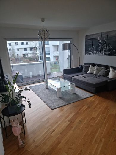 Neuwertige, hochwertige 2-Zimmer-Wohnung mit EBK & TG-Stellplatz in Ffm-Riedberg – Wohnzimmer