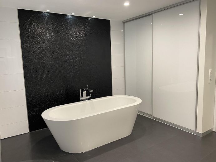 Esclusivo appartamento di 6 locali, 304 mq/KB/Garage/Terrazza/Giardino – Badezimmer