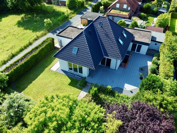 Moderner Wohntraum mit Einliegerwohnung und großer Sonnenterrasse im Speckmantel von Stadthagen – Vogelperspektive_1