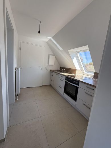 Traumhafter Erstbezug im DG! Sanierte Dachgeschoss-Oase mit Feldblick & Stellplatz – Einbauküche