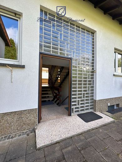 Gepflegtes 2-3 Familienhaus in Ortsmitte von Quierschied – Hauseingang
